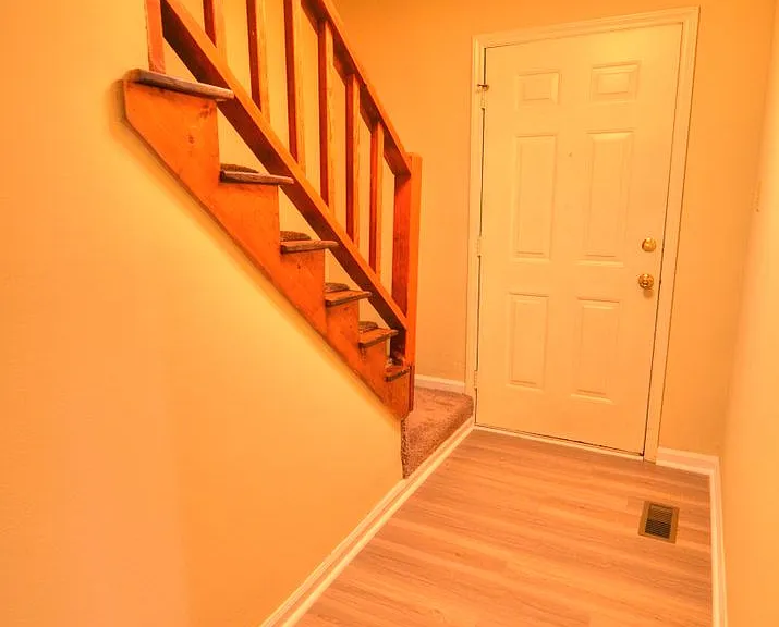 110 S Peak Dr — Photo 2