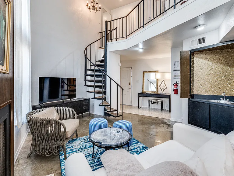 2100 Fleur De Lis Ct — Photo 1