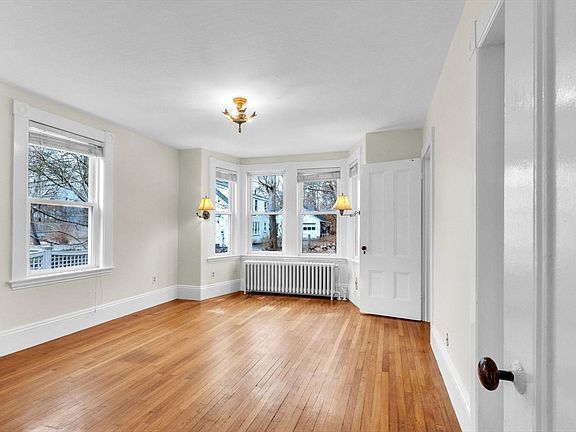 4th image of 281 Essex St