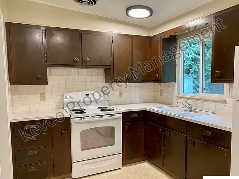 711 W Prospect Rd — Photo 9