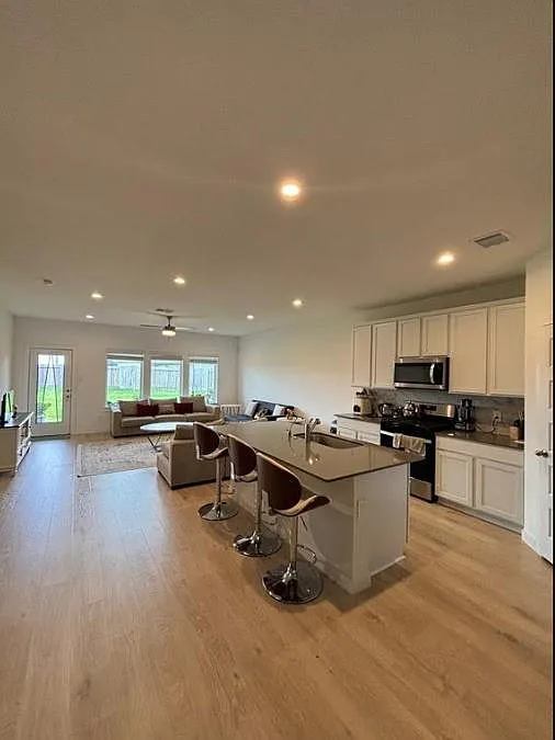 4 bed, 3.0 bath, 2276 sqft, $2,299 — Photo 2