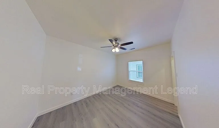 1009 Dubois St — Photo 10