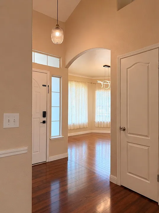 3 bed, 1868 sqft, $2,900 — Photo 2