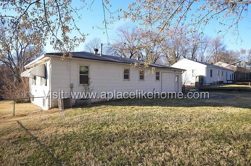 3 bed, 1.0 bath, 912 sqft, $999 — Photo 4