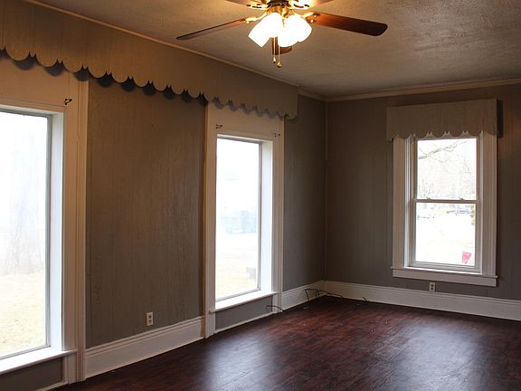 5th image of 303 W Curtis St