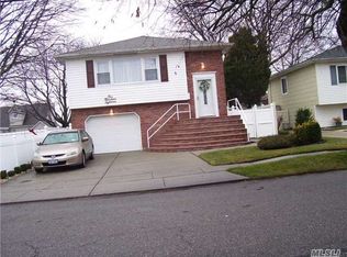 118 Granada Pkwy, Lindenhurst, NY 11757