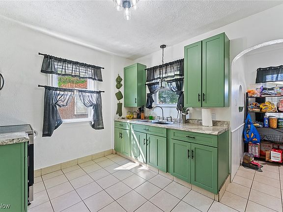 5th image of 910 Lanterman Ave