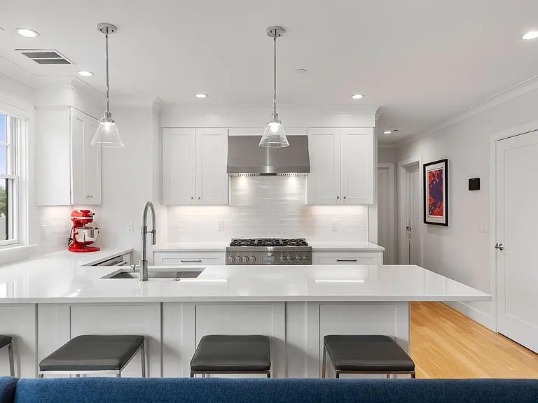 8 Sycamore St #C — Photo 2