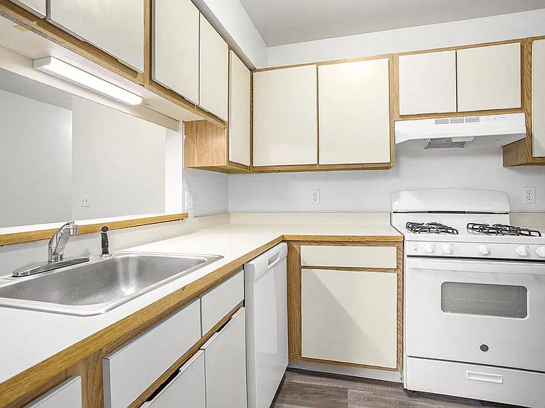 Hampton Lakes Apartments — Photo 28