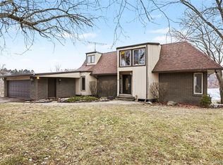 13490 Lakebrook Dr, Fenton, MI 48430