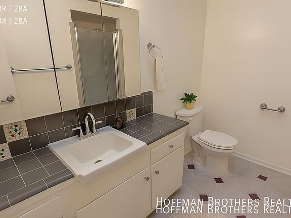 5th image of 839 S Plymouth Blvd APT 5
