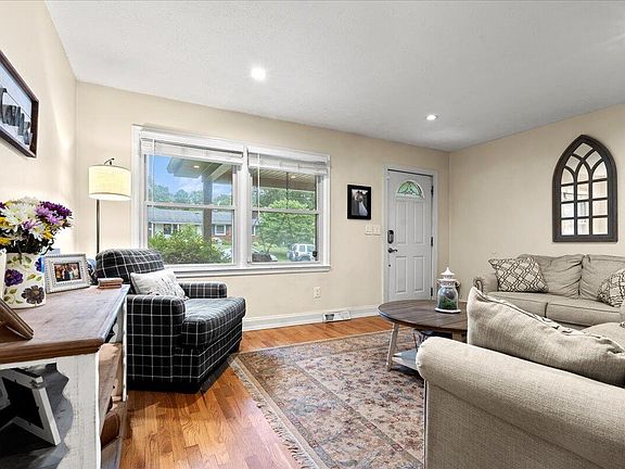 3rd image of 305 Senate Dr