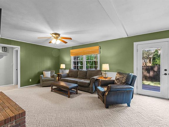 3rd image of 2524 Tulip Ln