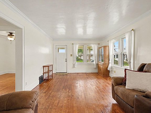 5th image of 202 Strathmoor Ave