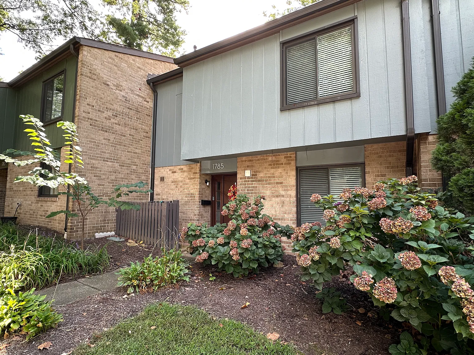 3 bed, 2.5 bath, 1759 sqft, $3,750 — Photo 2