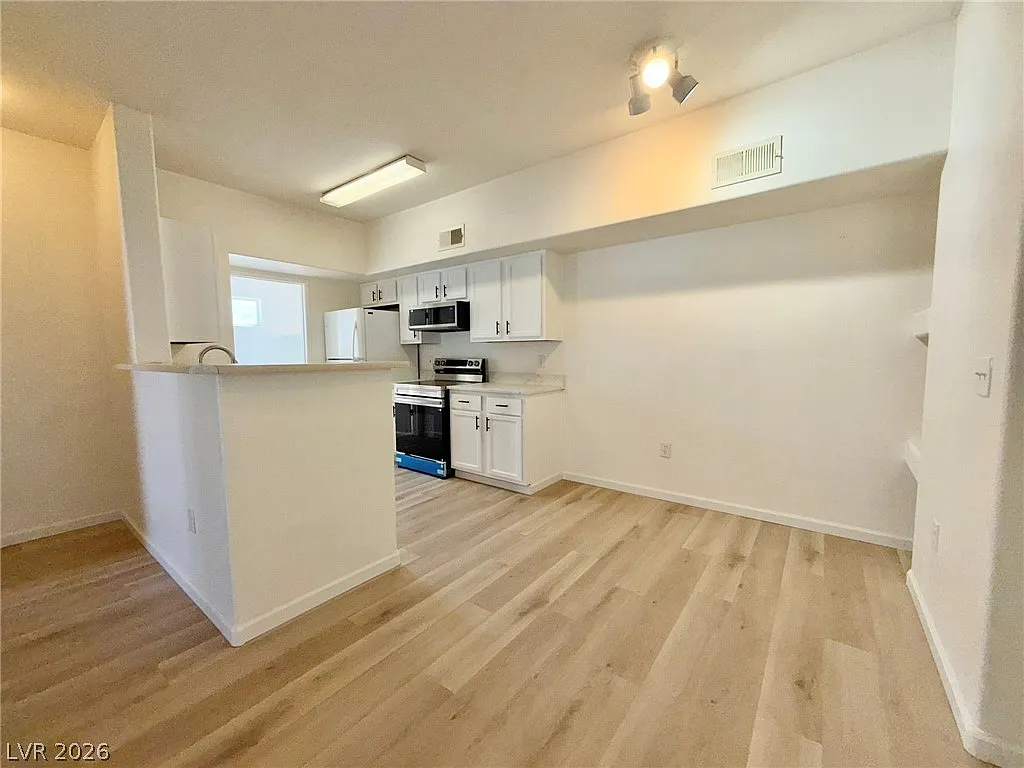 3 bed, 2.0 bath, 1100 sqft, $1,745 — Photo 3