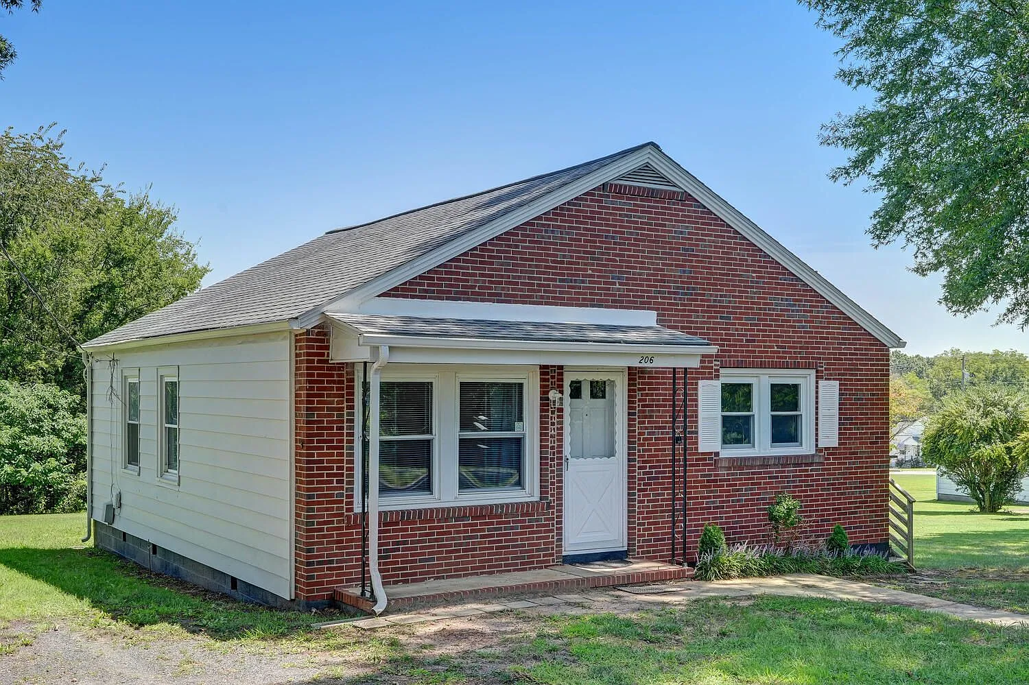 2 bed, 1.0 bath, 840 sqft, $950 — Photo 1