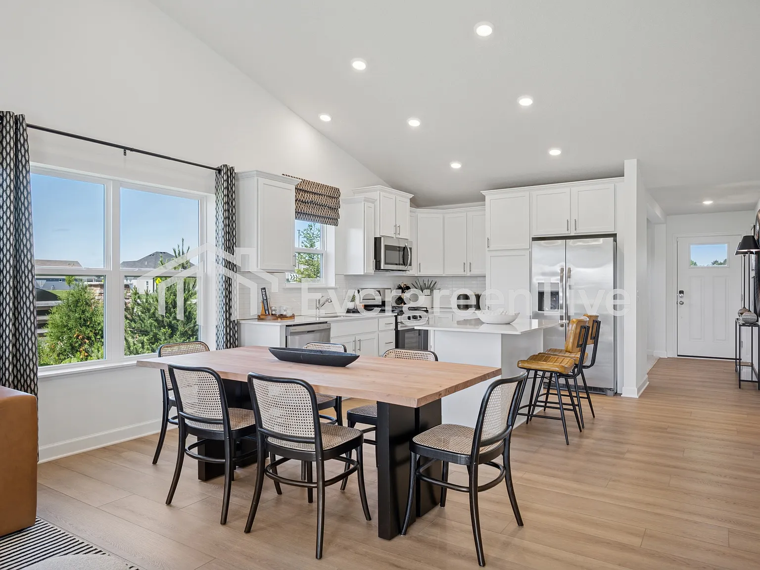4 bed, 2.0 bath, 2280 sqft, $2,560 — Photo 4