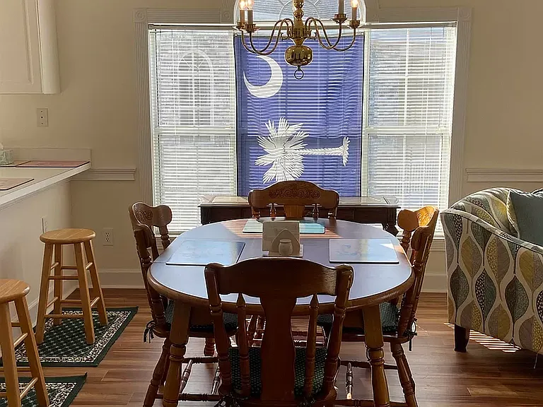 Breakfast nook / dining room