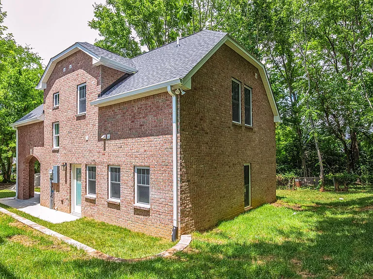 1209 Debow St — Photo 2