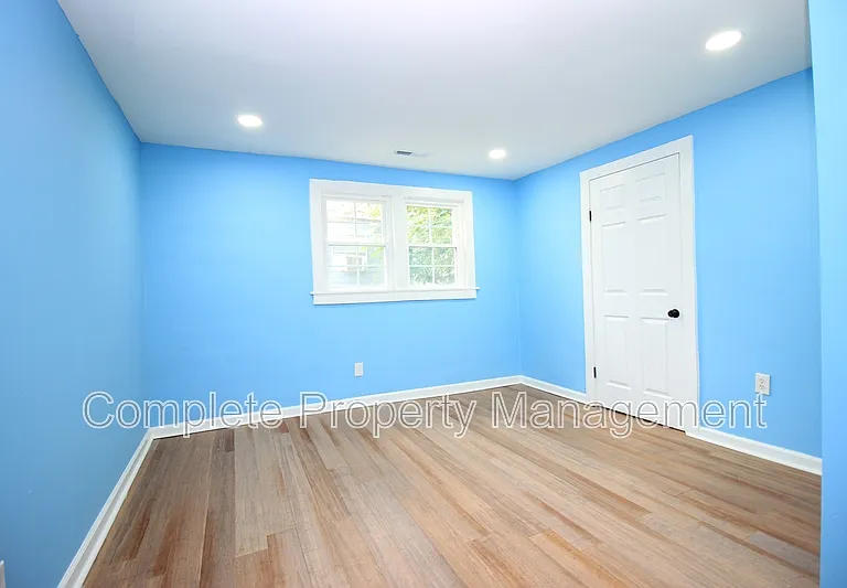 932 Court T — Photo 8