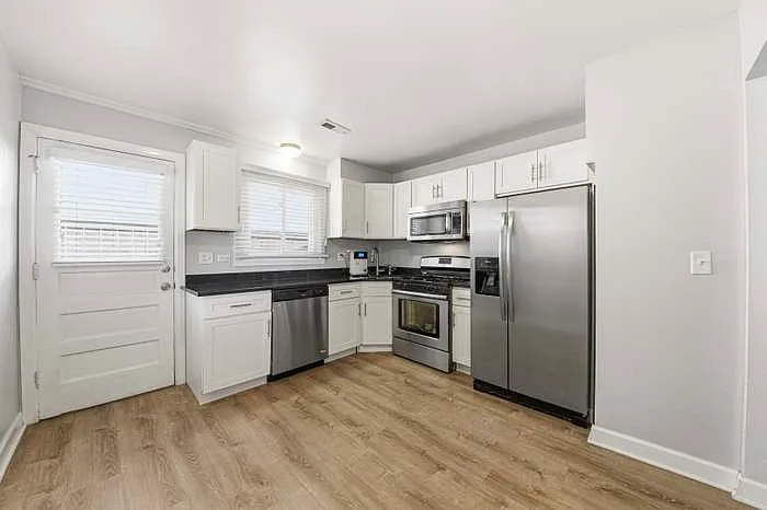 1073 S Finley Rd — Photo 4