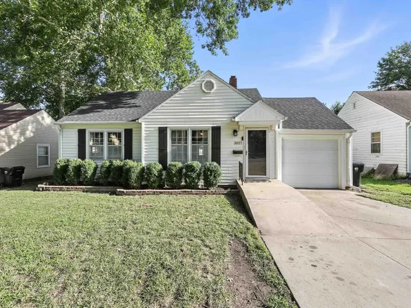 3827 SW Sena Dr, Topeka, KS 66604
