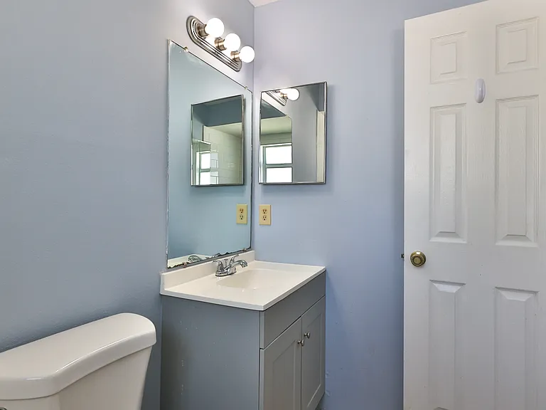 1404 Dexter Dr N — Photo 12