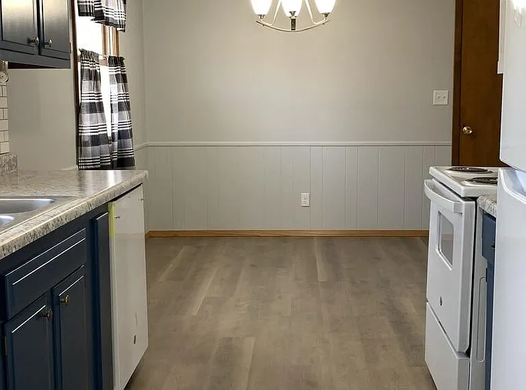 416 Lakeland Dr SE — Photo 2