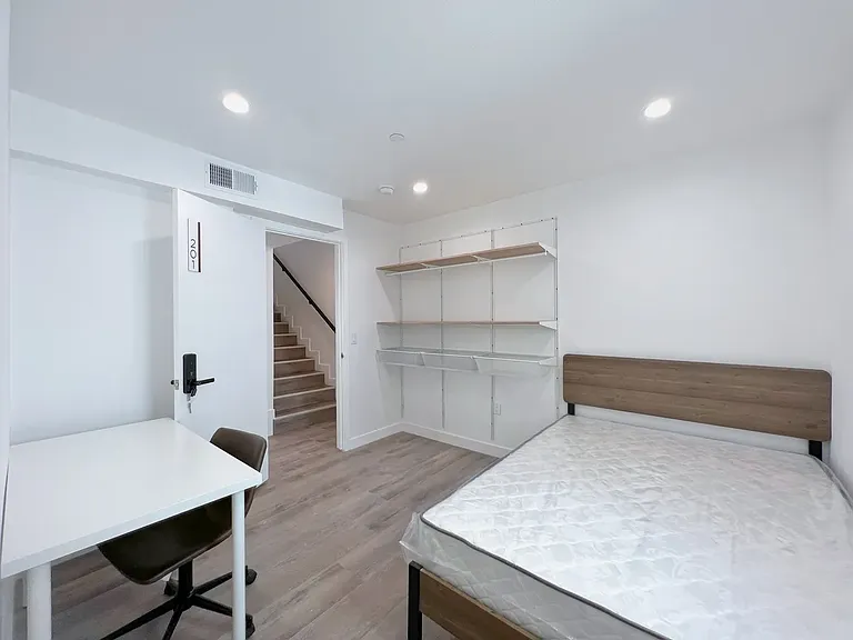 1368 W 35th St #8 — Photo 10