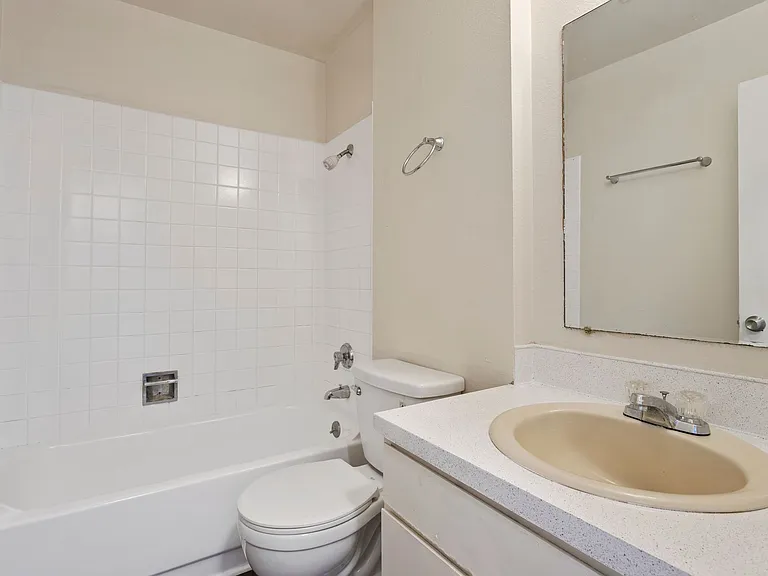 Emerald Grove Apartments — Photo 13