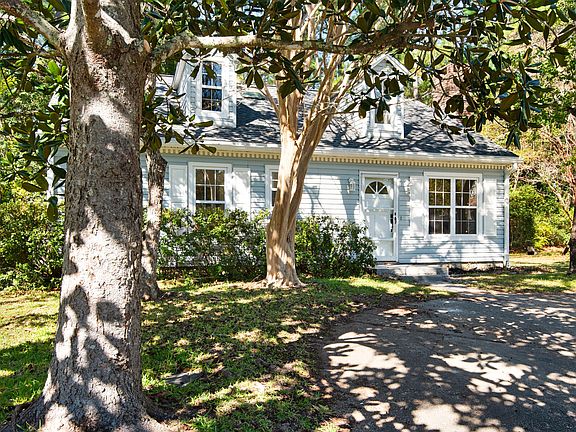3rd image of 2625 Windsor Ln N
