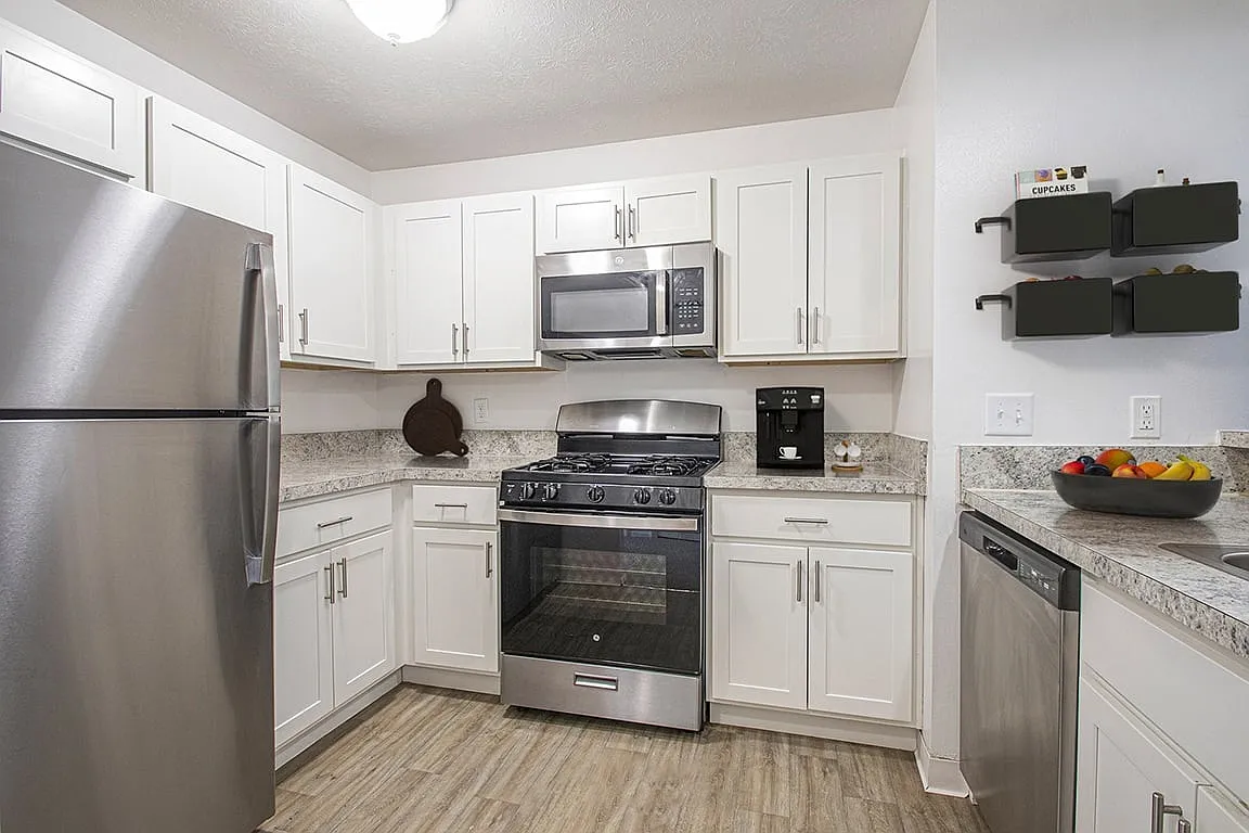 Autumn Lakes Apartments and Townhomes — Photo 3