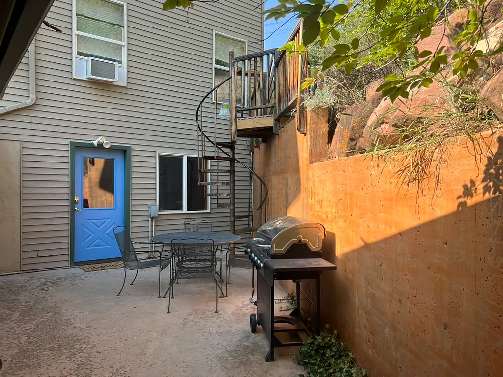 Studio, 750 sqft, $2,500 — Photo 3