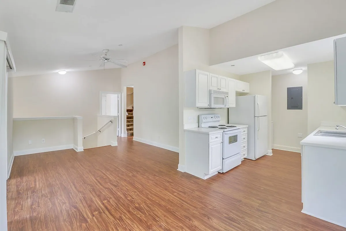 Building Photo - 31 Summerfield Ct #122