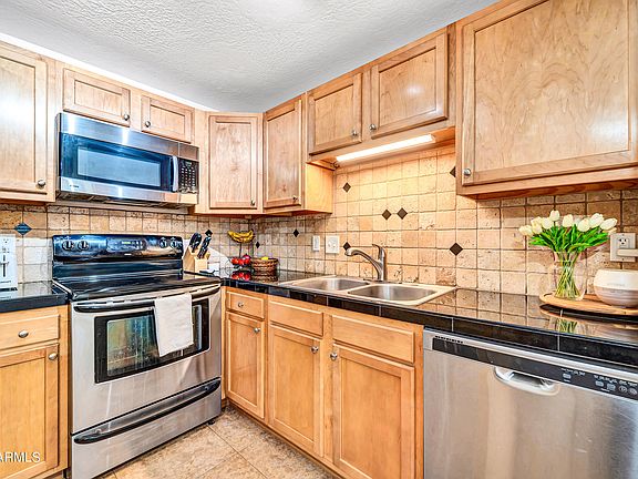 5th image of 1611 W WILLOW Avenue