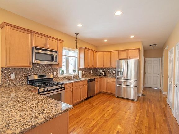 3rd image of 62 Sorrento Ave