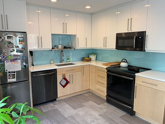 Newly remodeled kitchen w/ induction cooktop