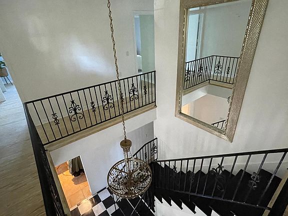 5th image of 2606 Laurel Dr