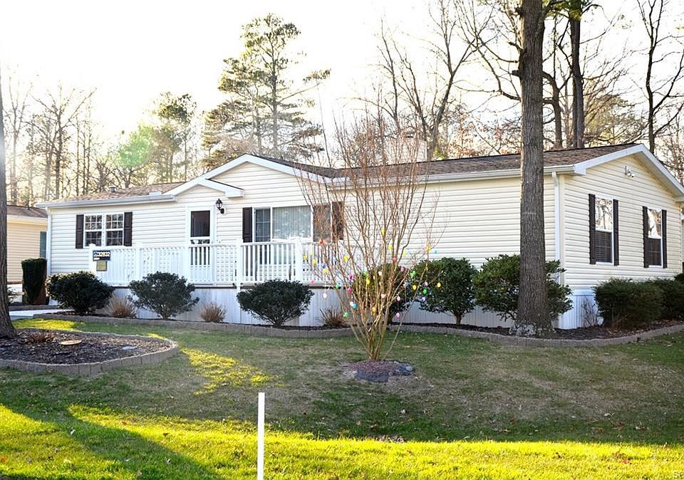 Welcome to 32832 LandLubber Cove in Pot-Nets Lakeside!