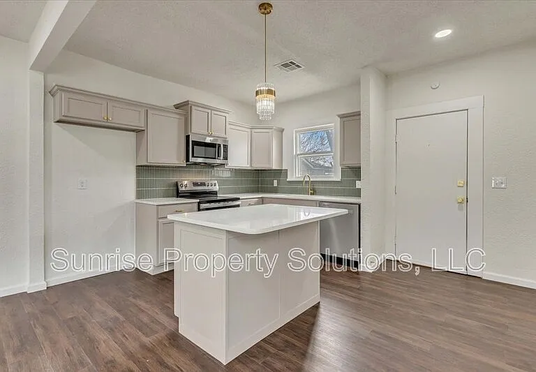 1704 NW 32nd St — Photo 4