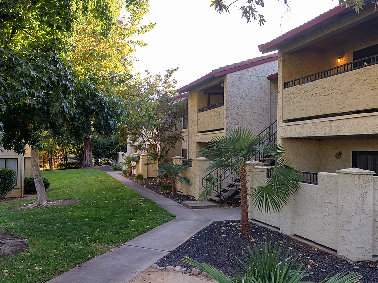 Lakeview Apartments — Photo 7