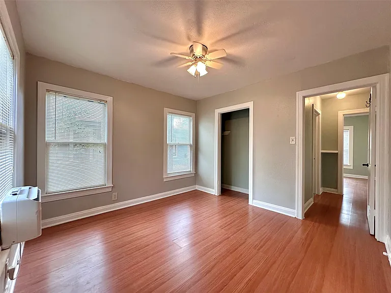 914 E 39th St #1 — Photo 15
