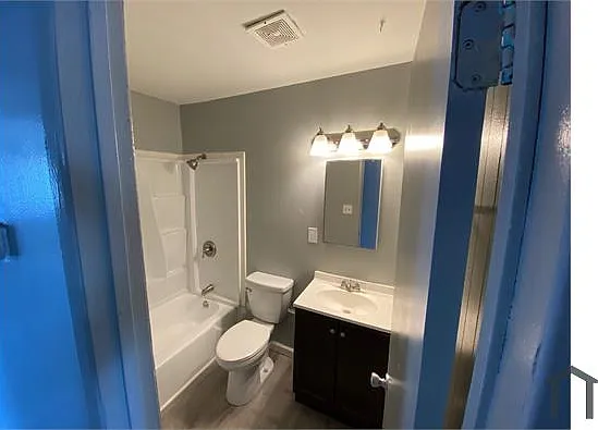 3 bed, 1100 sqft, $2,200 — Photo 3