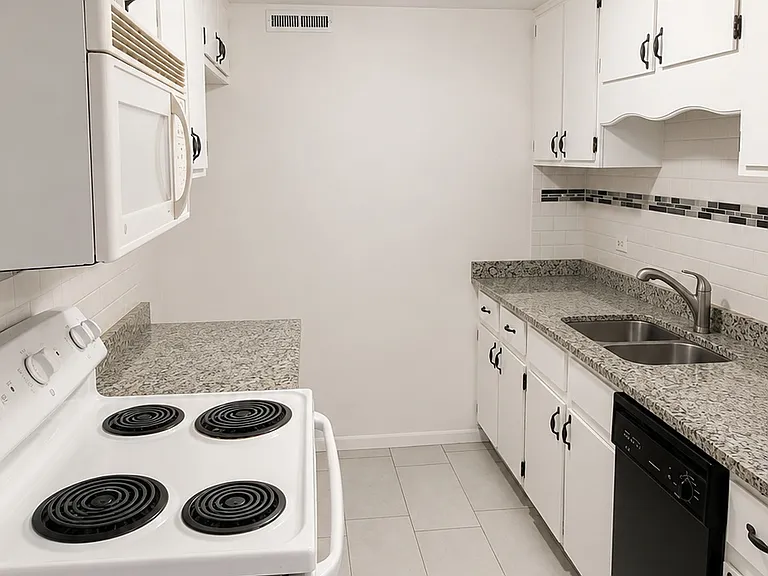 3221 W Parkway Dr #21D — Photo 6