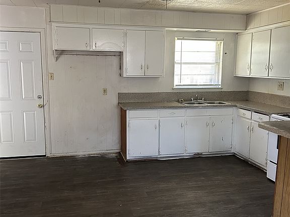 4th image of 2251 Cambridge Dr