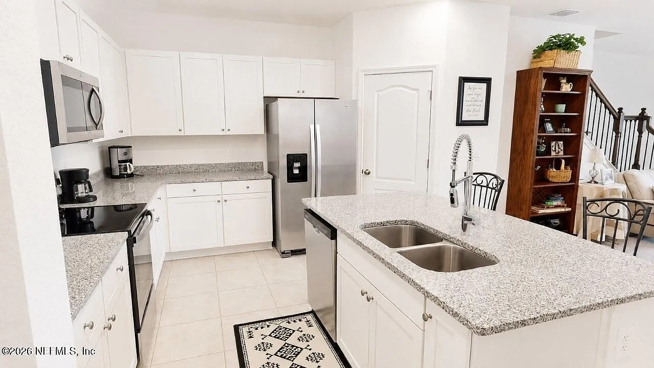 3 bed, 2.5 bath, 1722 sqft, $2,500 — Photo 4