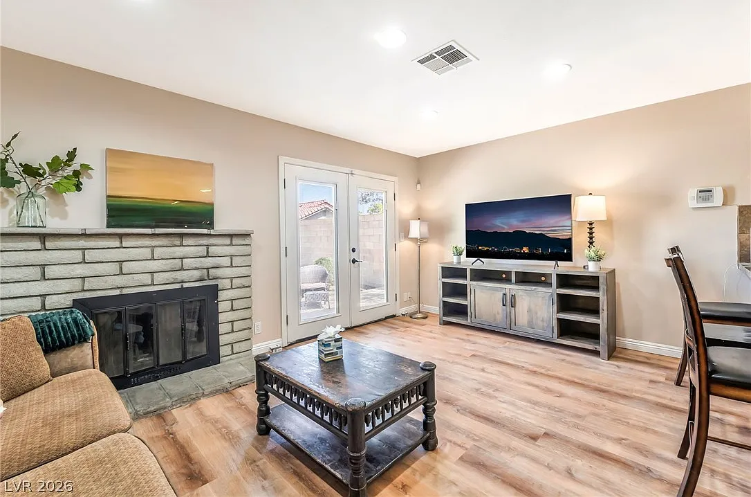 3 bed, 2.0 bath, 1526 sqft, $5,100 — Photo 1