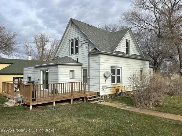 112 2nd Ave SW, Bowman, ND 58623