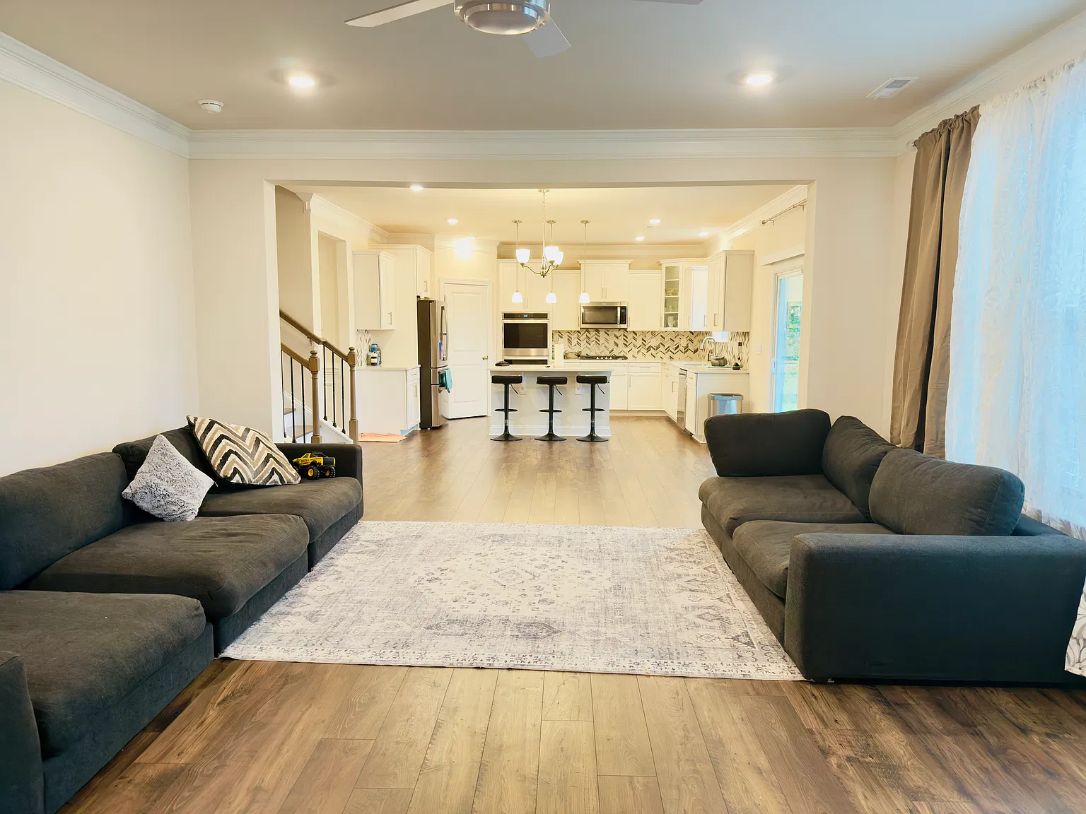 5 bed, 3630 sqft, $3,300 — Photo 4
